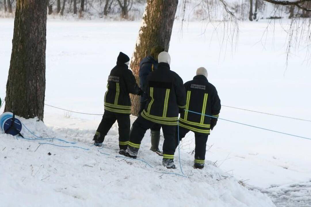Drama ant ledo: gelbėdami įlūžusius žvejus skendo ir ugniagesiai
