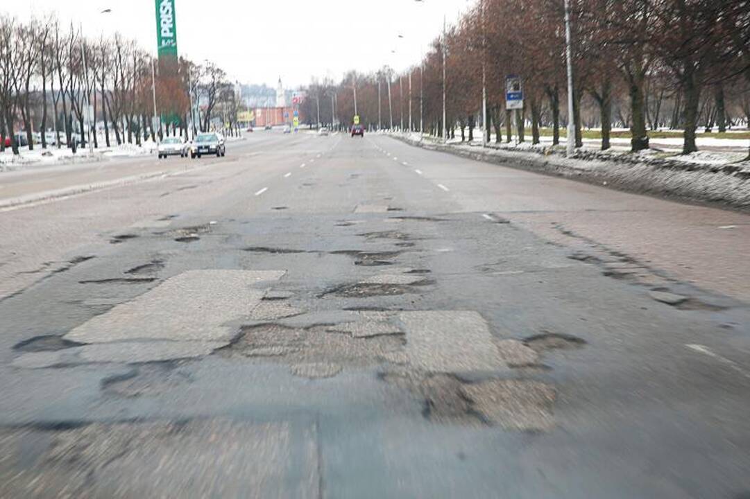 Kauno gatvių krateriai mašinas laužys bent iki pavasario