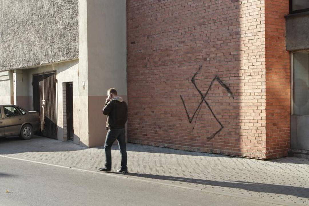 Klaipėdoje ant teismo pastato - svastika  