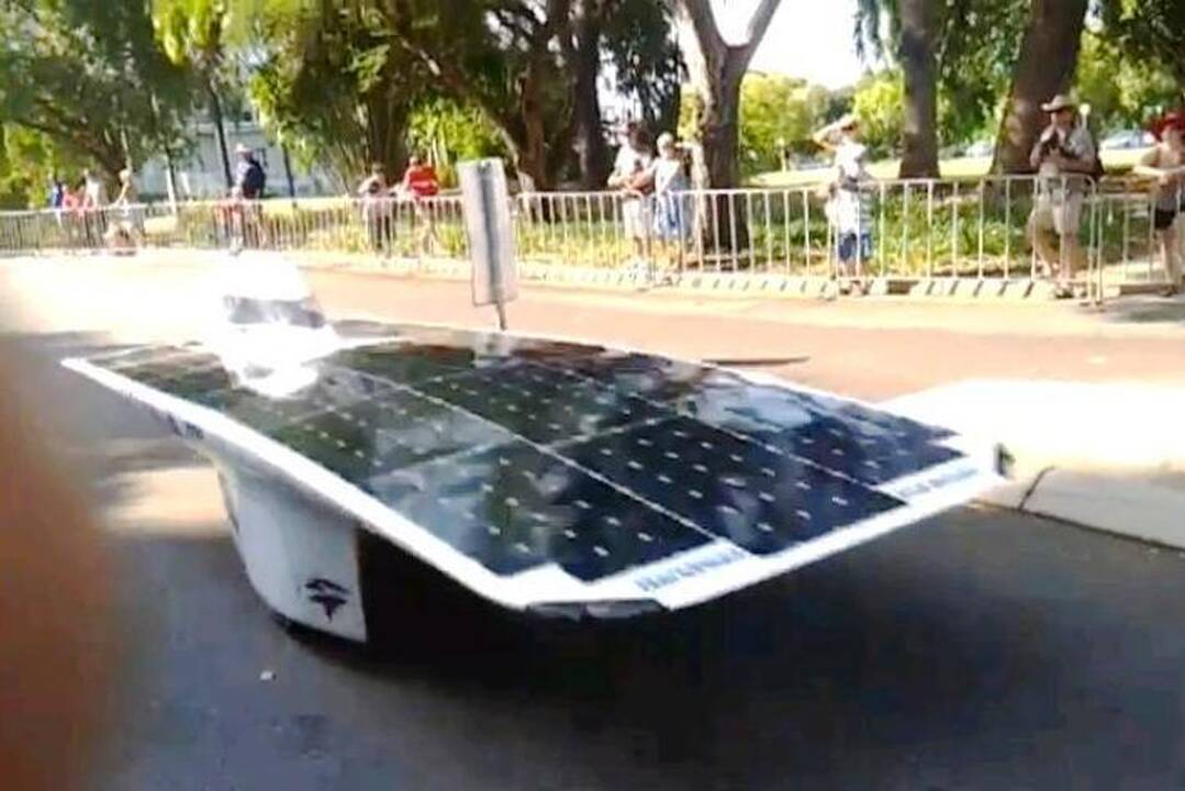 Australijoje vyksta saulės energija varomų automobilių lenktynės