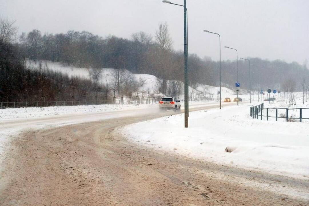 Vakarų Lietuvoje eismo sąlygos dėl sniego sudėtingos