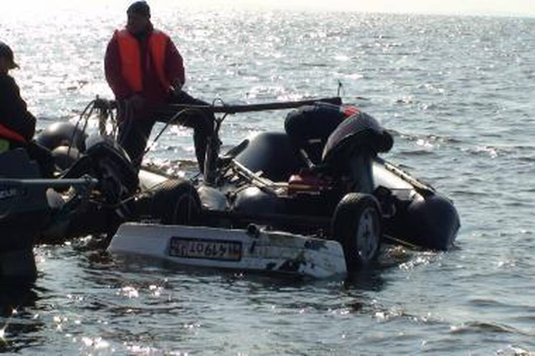 Iš Kuršių marių traukiami nuskendę rusų automobiliai