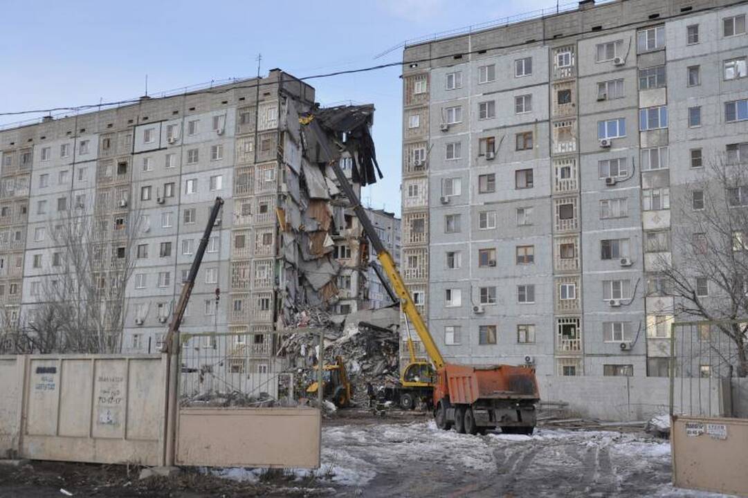 Rusijoje dėl sprogimo sugriuvus daugiaaukščiui, žuvo keturi žmonės