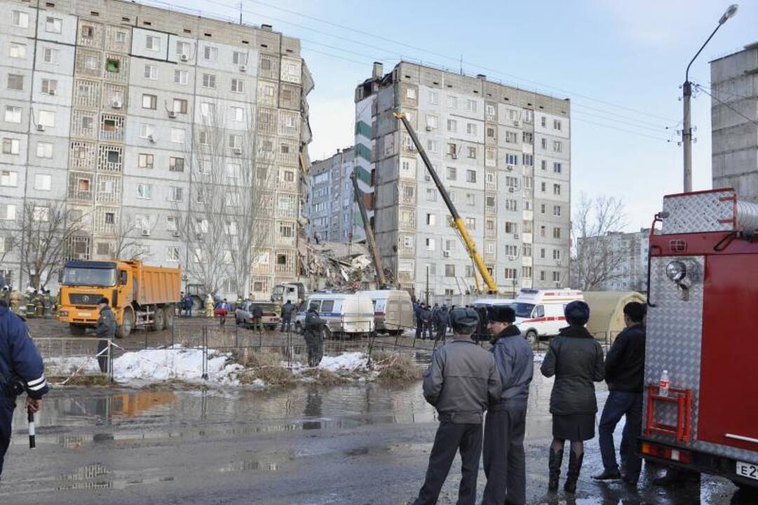 Rusijoje dėl sprogimo sugriuvus daugiaaukščiui, žuvo keturi žmonės