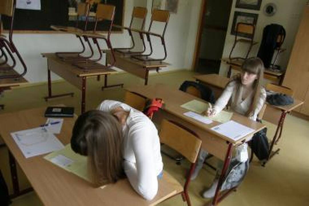 Nacionalinis diktantas Pilaitėje: trys merginos ir mokytoja (papildyta)