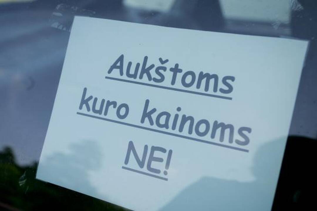 Automobilininkai pyktį vėl išliejo ant "Orlen Lietuva" degalinių