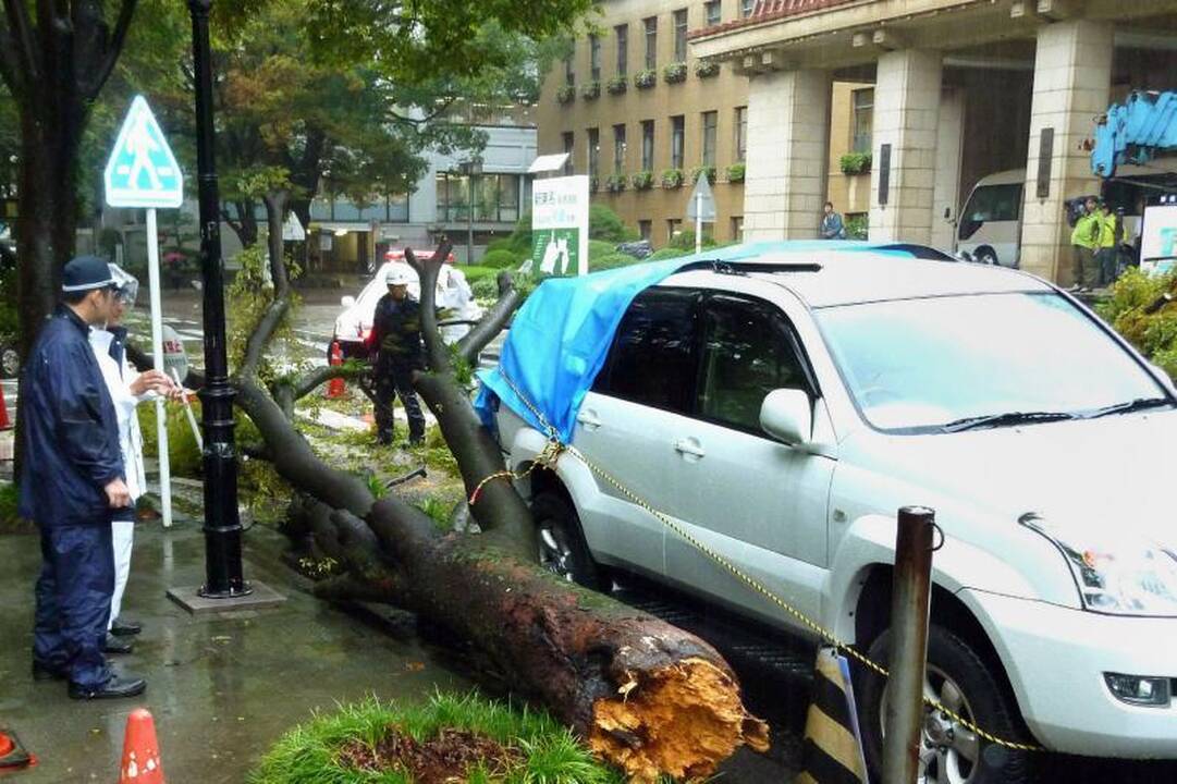 Japonijoje siautęs taifūnas „Roke“ nusinešė 10 žmonių gyvybių