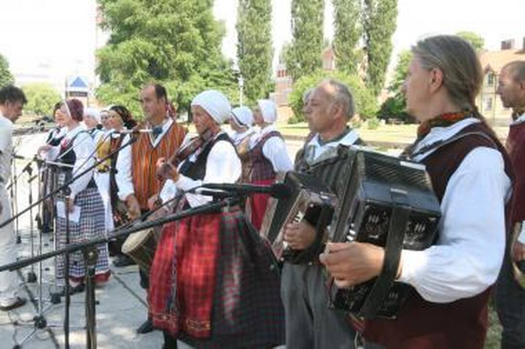Skambėjo karinės istorinės dainos
