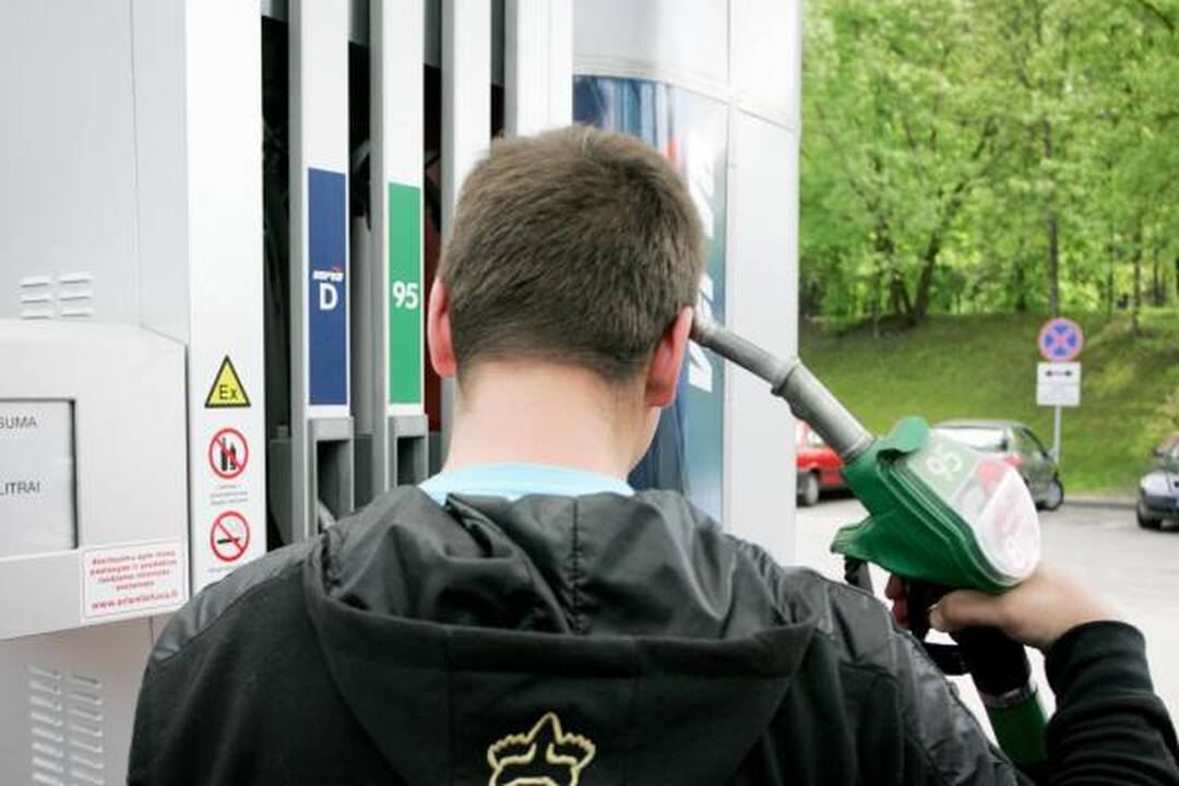 Benzinas vėl brangsta: perkopta 4,20 Lt už 1 l riba