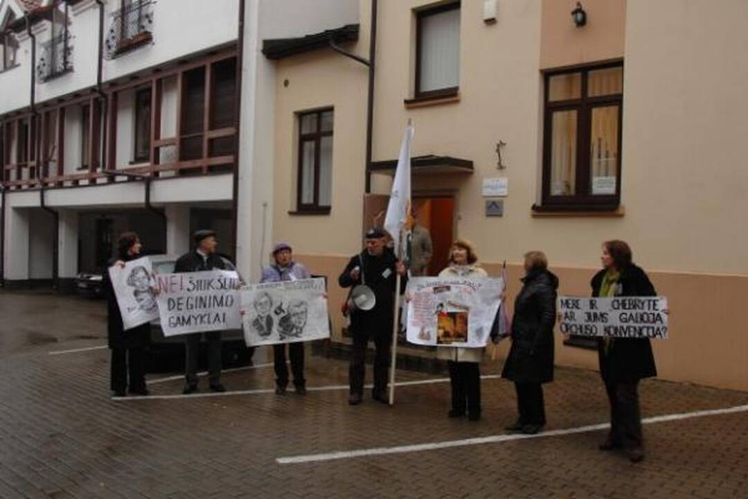 Šiukšlių deginimas: piketuotojai reikalavo politikų atstatydinimo 