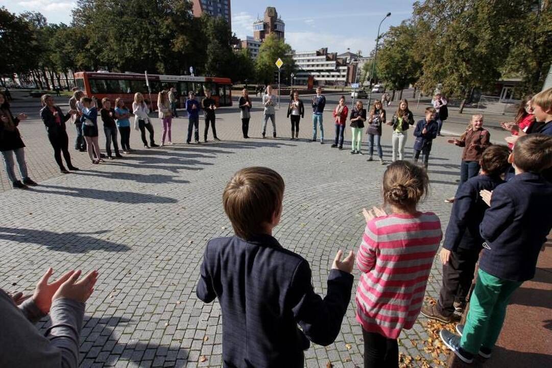 Moksleivių subėgtuvės uostamiesčio gatvėje