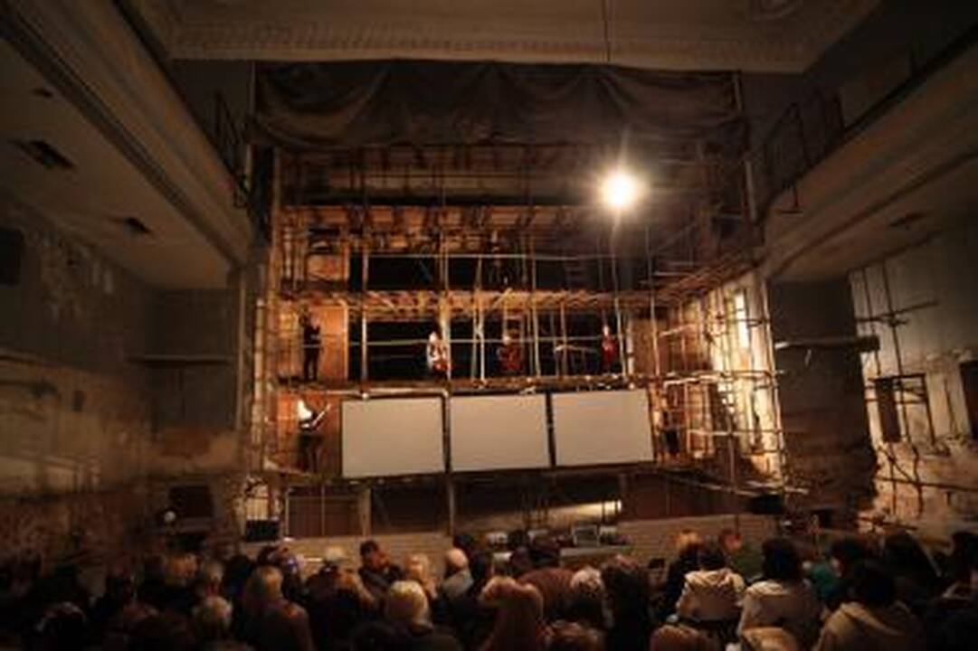 Gyvasis vyšnių sodas - išgriautoje teatro scenoje