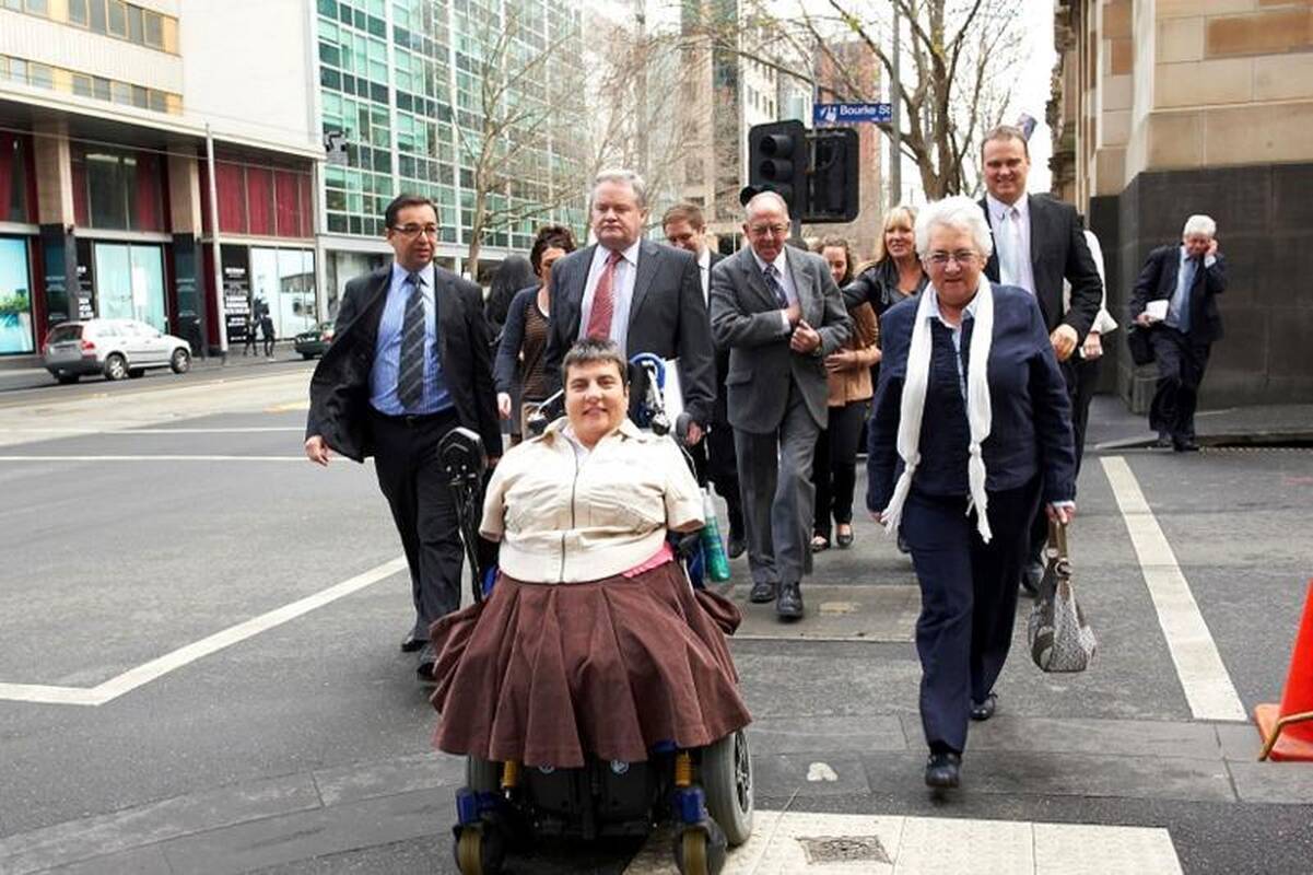 Australė be rankų ir kojų laimėjo ginčą prieš farmacininkus