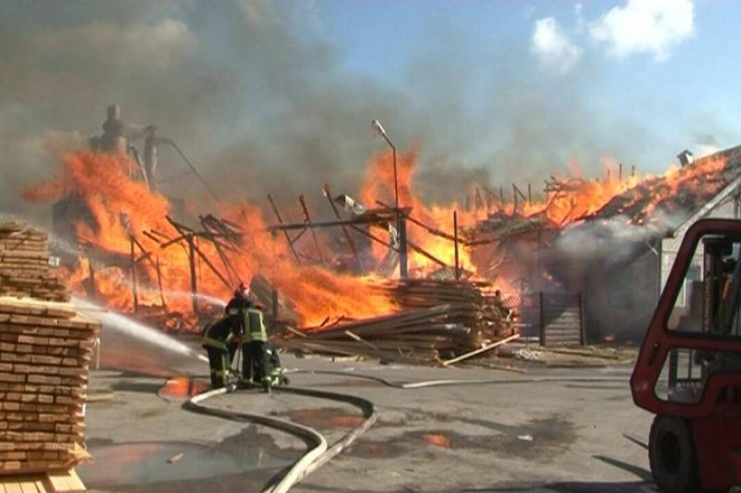 Ukmergėje degė medinis namas, kilo grėsmė kaimynams