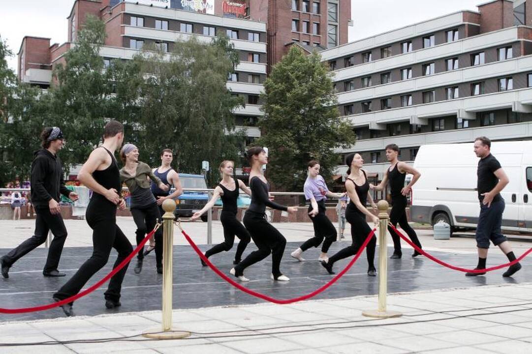Baleto gatvės šokiai reklamuoja teatrą
