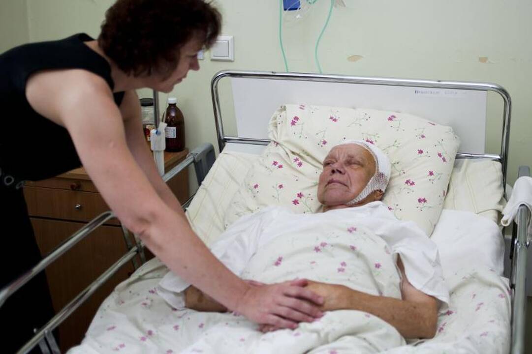Močiutė pabudo iš komos                 