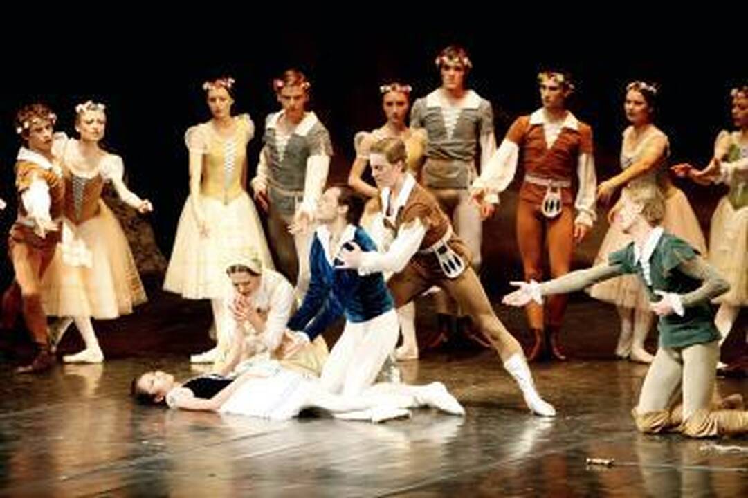 Teatrą dėl motiniškų džiaugsmų apleido tuzinas balerinų   