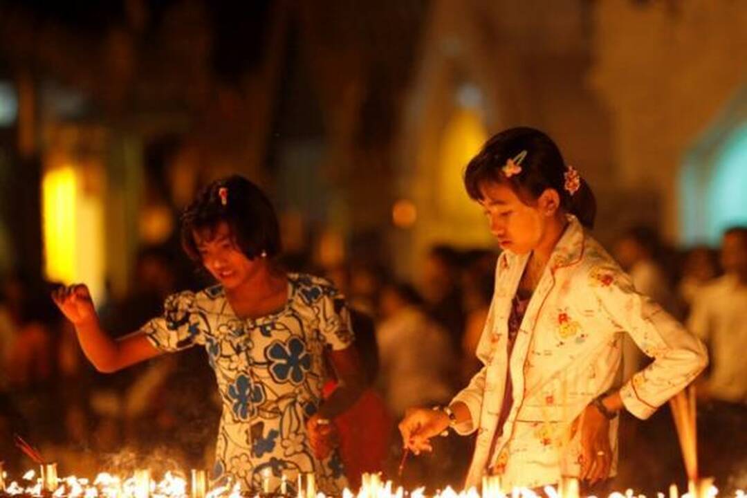 Aung San Suu Kyi politinės kelionės metu ragina siekti vienybės Mianmare