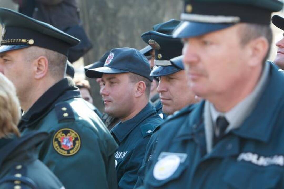 Protestuojantys basi pareigūnai - tik pradžia (papildyta 13.24 val.)