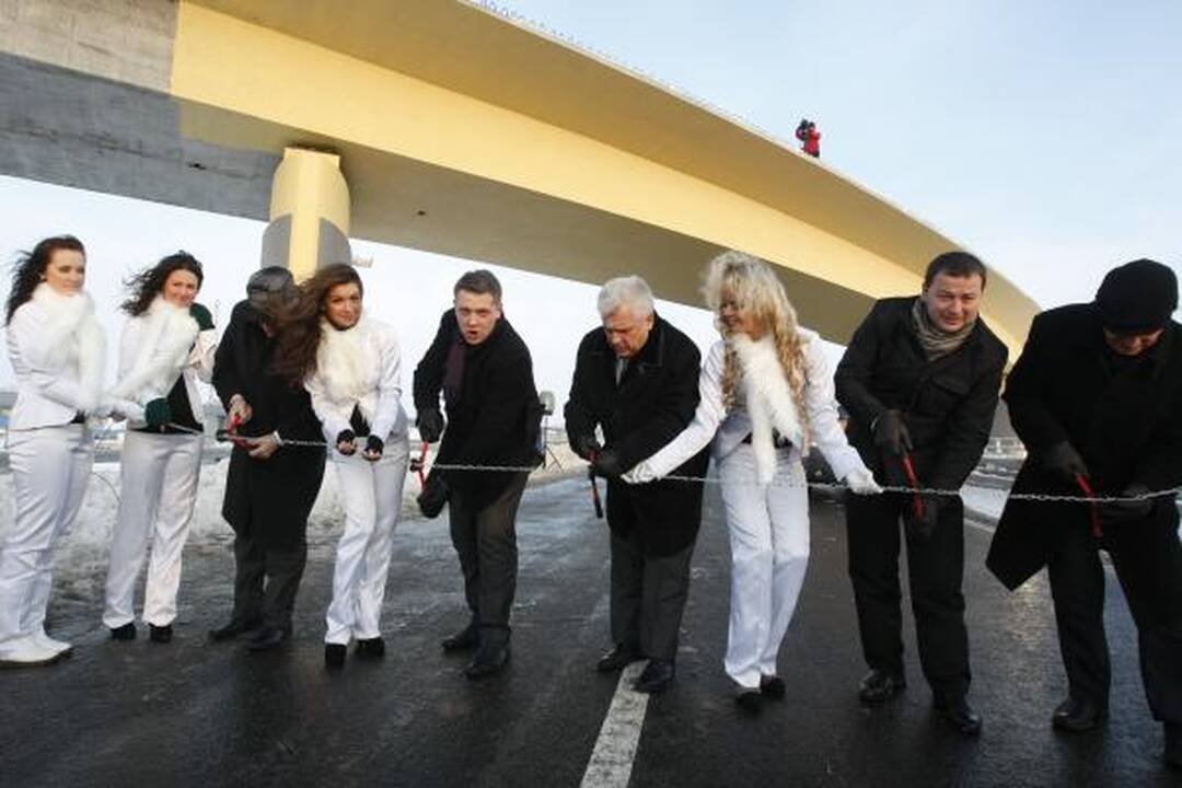 Jakų žiede atidaryta rekordinė estakada mažins spūstis