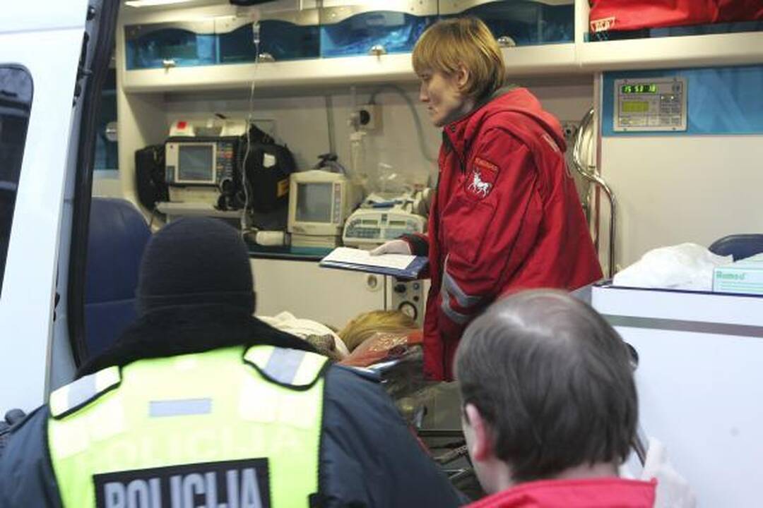 Mikroautobusas prie Vytauto bažnyčios nuvažiavo nuo kelio (papildyta)