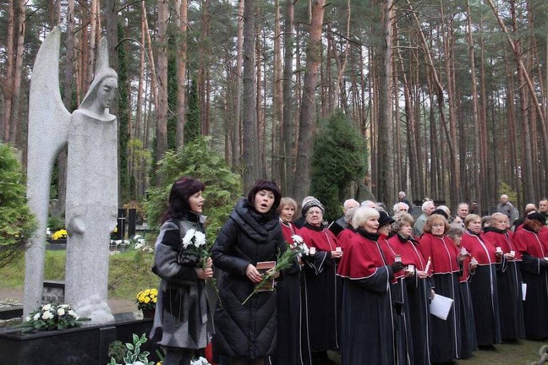 Prie Lietuvos kančių memorialo sužibo šimtai žvakučių