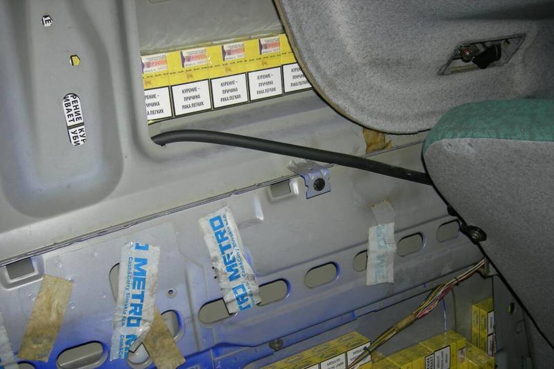 Kontrabandines cigaretes slėpė po apmušalais