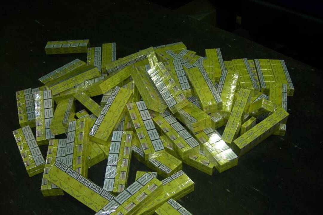 Kontrabandines cigaretes slėpė po apmušalais
