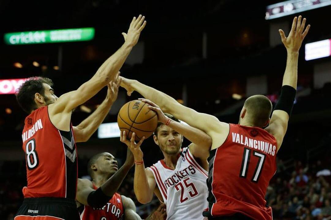 Trijų lietuvių akistatoje NBA arenoje taškus pelnė tik J. Valančiūnas