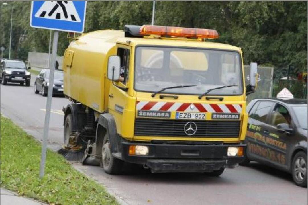 Pradėjo valyti kelkraščiuose susikaupusį purvą