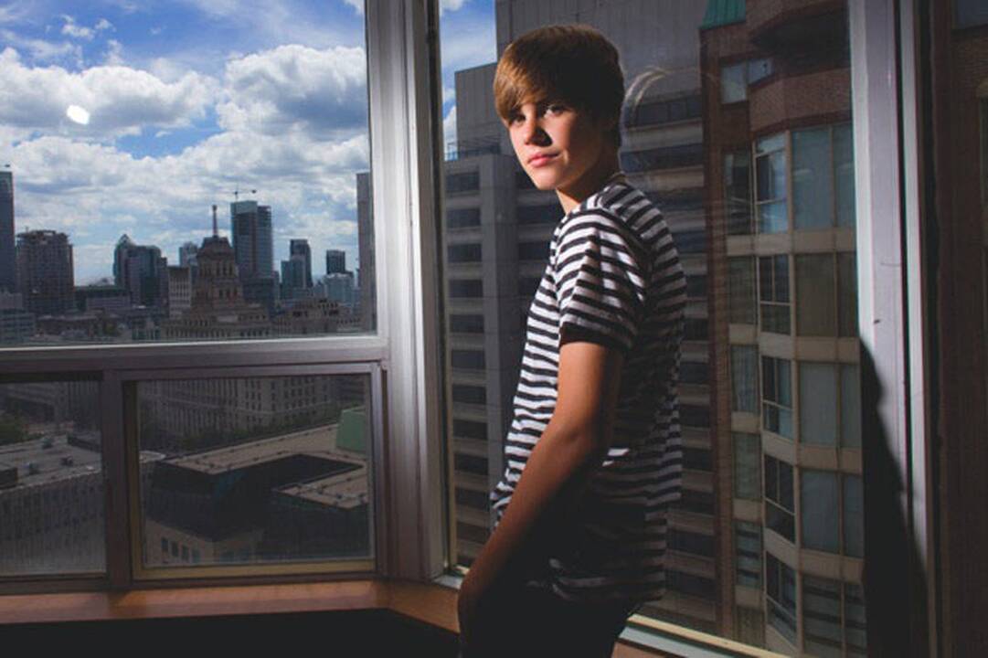 J.Bieberis dovanų gavo prabangų, aplinkai draugišką automobilį
