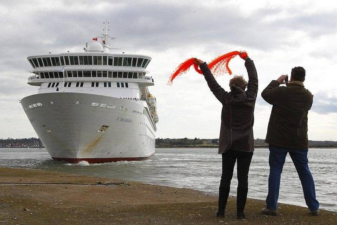 „Titaniko“ maršrutu plaukęs laivas buvo priverstas grįžti atgal