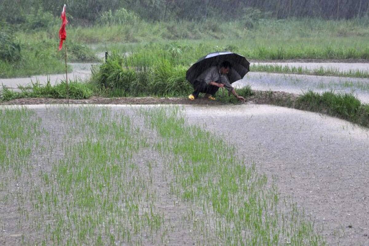 Kinijoje per potvynius žuvo 14 žmonių, dar 35 pasigesta