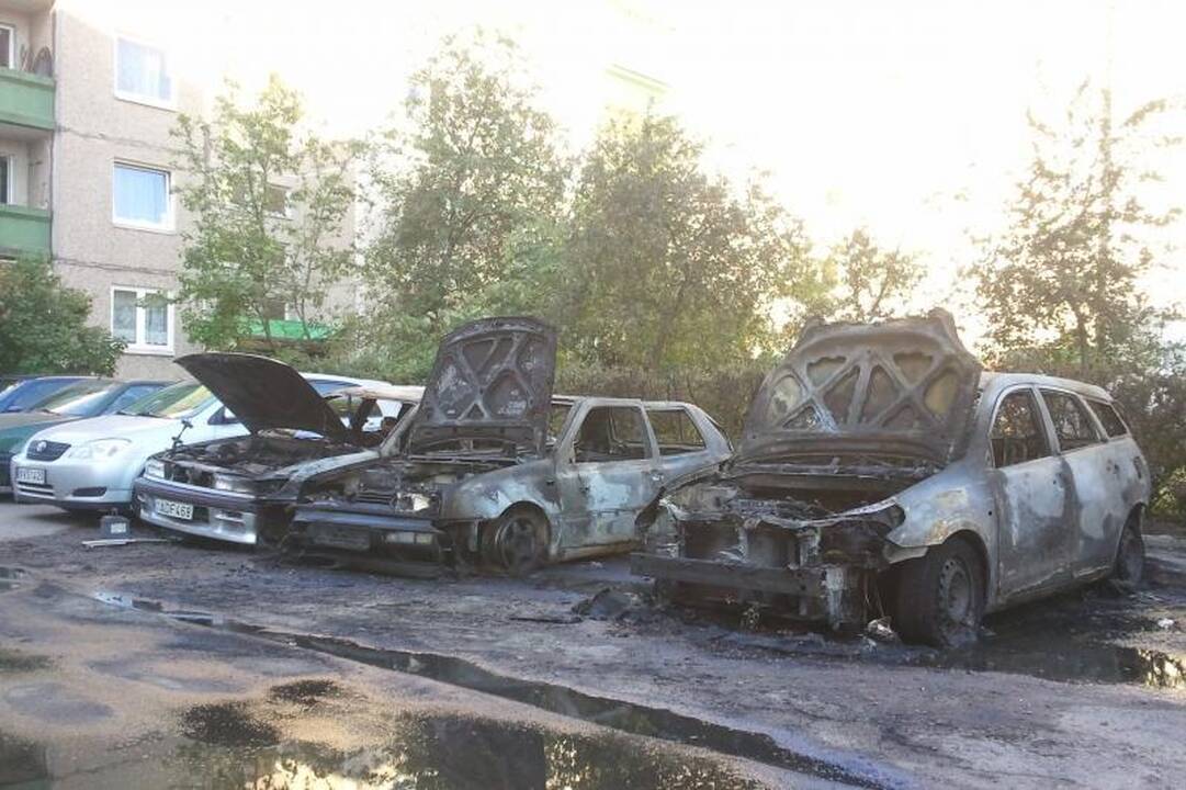 Kaune degė keturi automobiliai (papildyta)