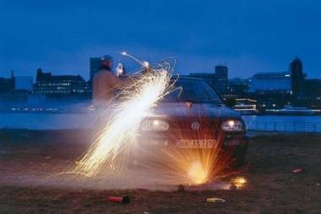 Kai švenčiama netoli automobilių