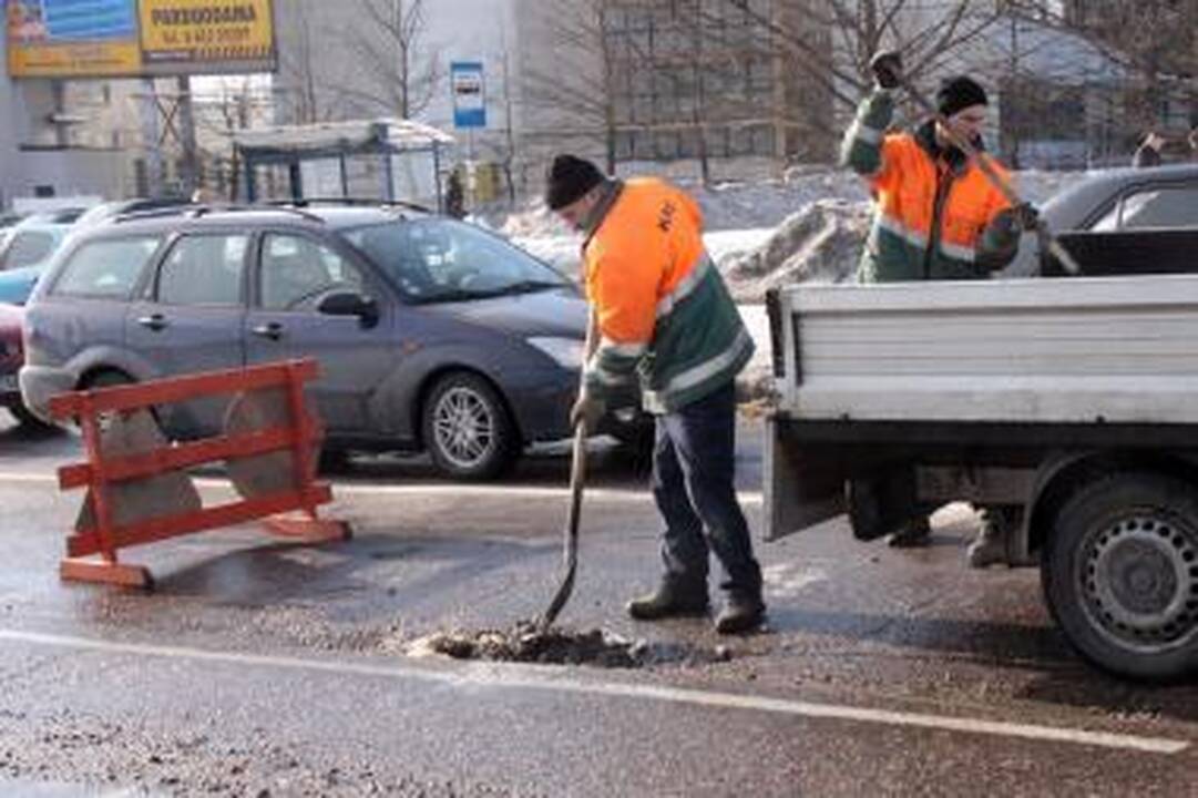Tragiškoms ir duobėtoms Kauno gatvėms lopyti - skatikai