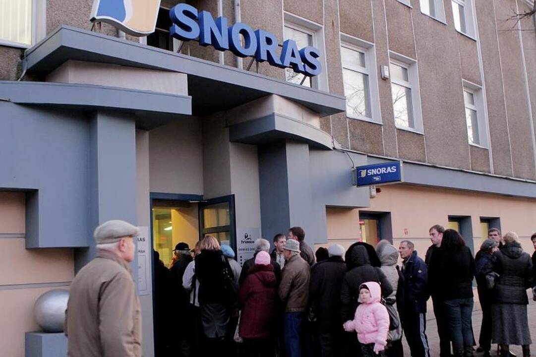 Prie „Snoro“ banko skyriaus Klaipėdoje - minios žmonių