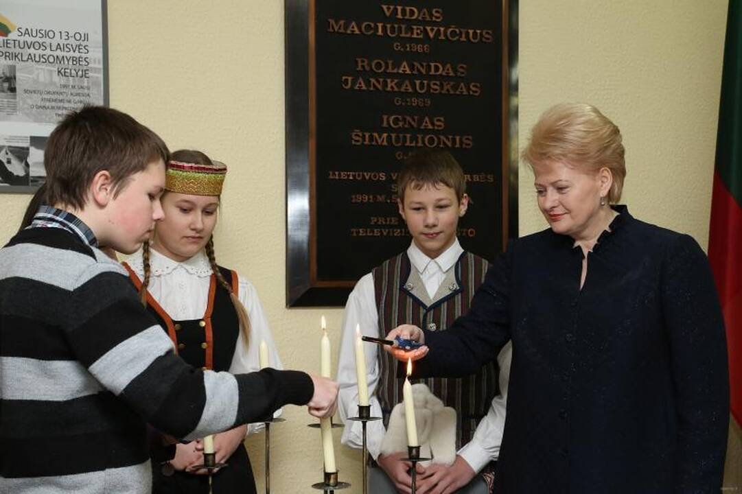 Prezidentė su moksleiviais uždegė žvakutes Sausio 13-ajai atminti