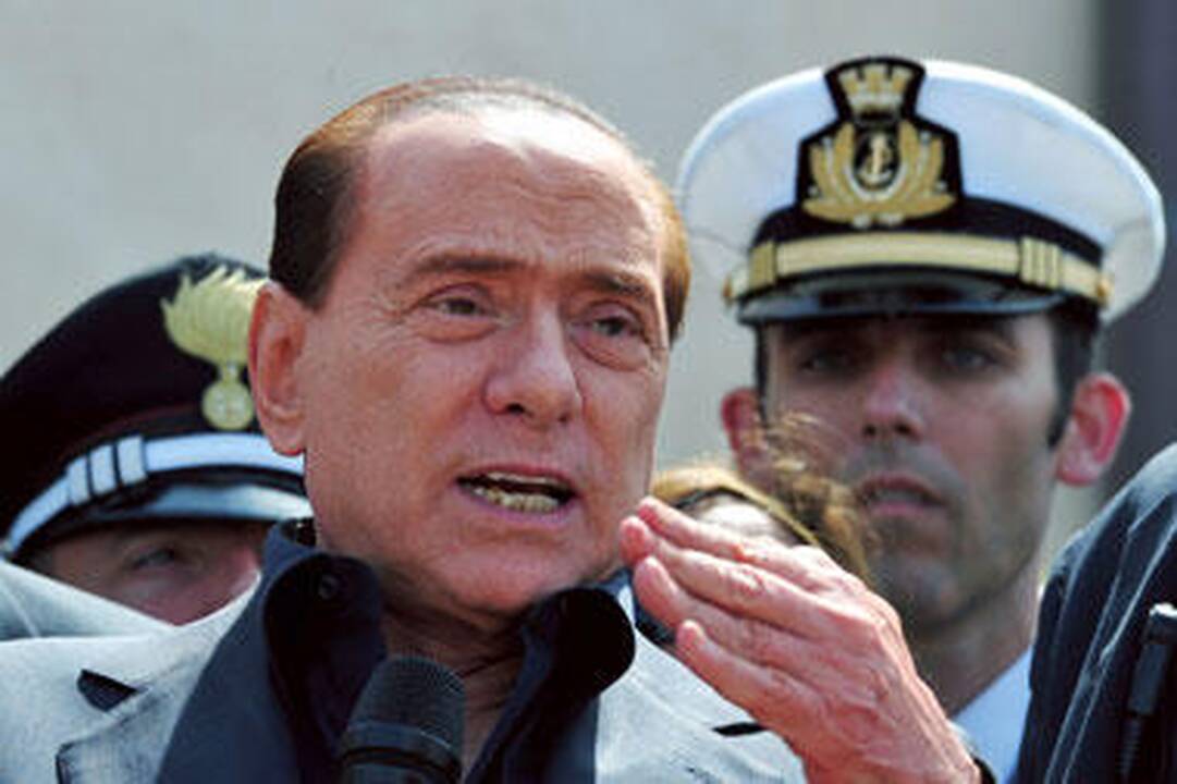 S.Berlusconi aplankė pabėgėlių apgultą Lampedūzos salą