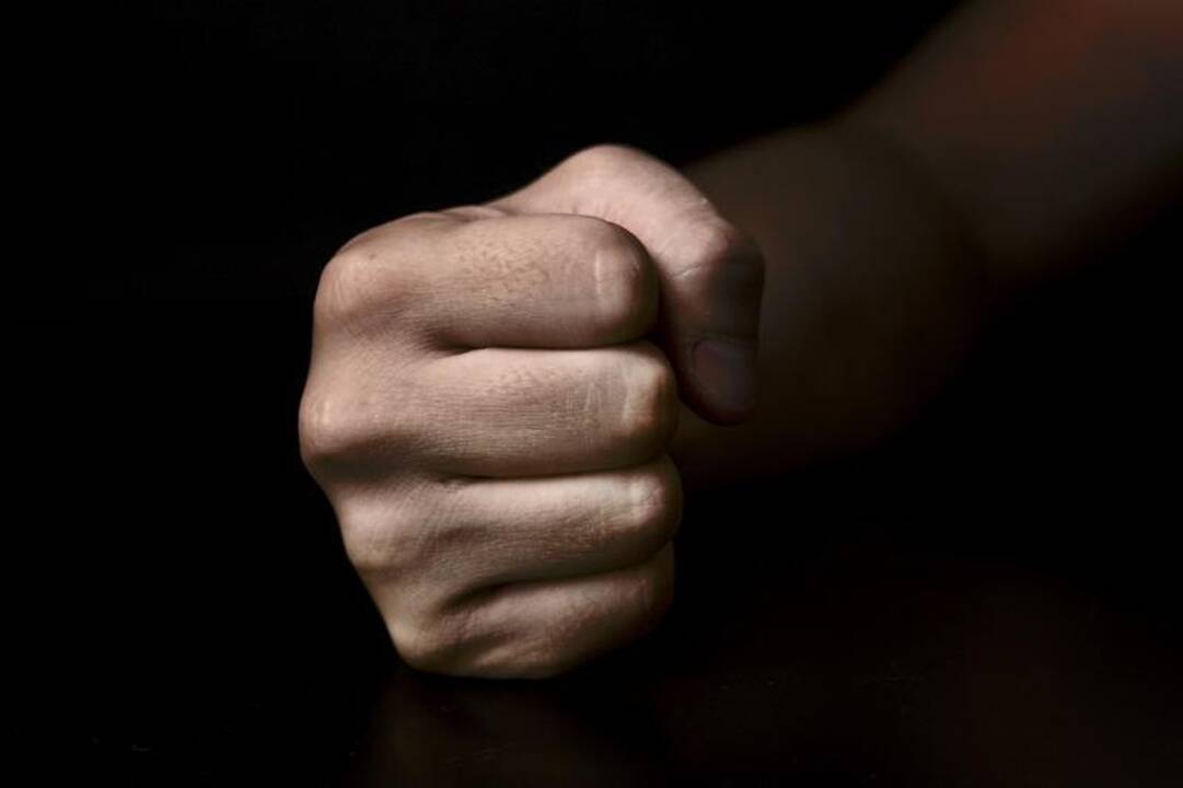 Prieš teismą stos naujametę naktį jaunuolį sumušusi ketveriukė