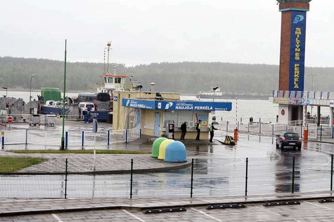 Šaltas oras ir lietus ištirpdė eiles prie keltų