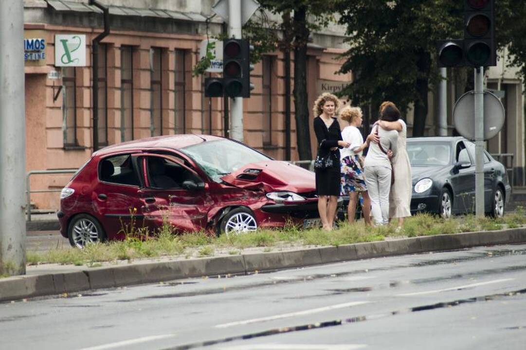 Kaune prie geležinkelio stoties šviesoforas jau veikia