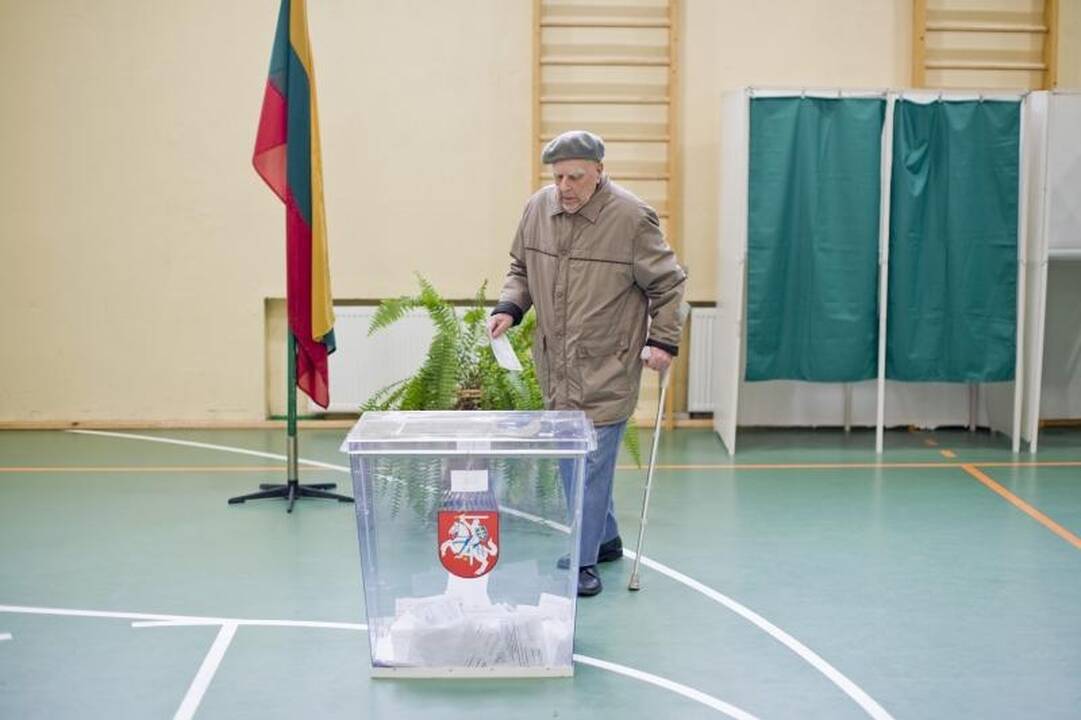 Kauniečiai balsuoti pradėjo anksti, bet vangiai