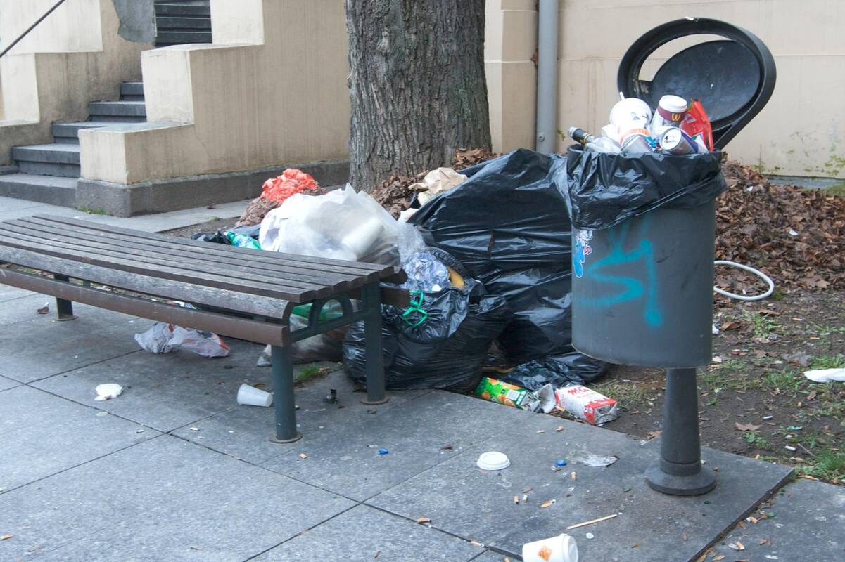 Gyventojai šiukšles krauna į artimiausią konteinerį, nors čia jos nebetelpa
