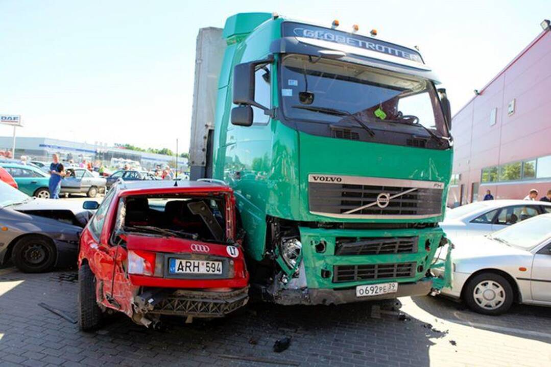 Rusijos vilkikas Vilniaus pakraštyje apgadino 20 automobilių