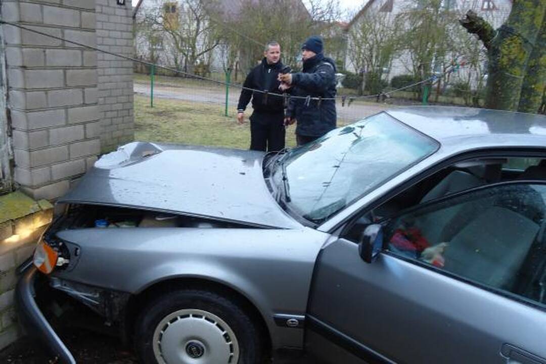 Girto policininko vairuojama mašina rėžėsi į namą (papildyta)