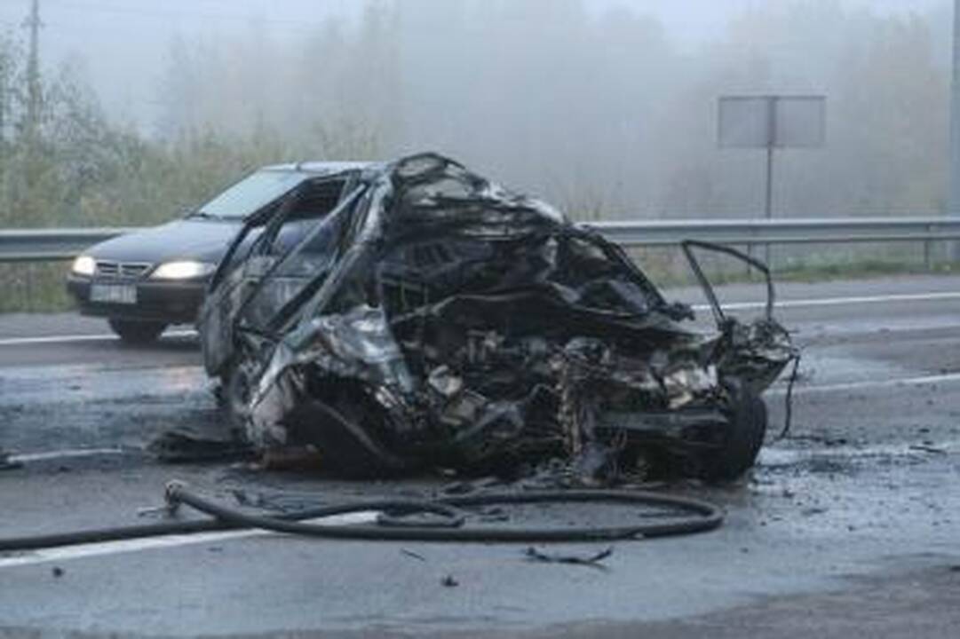 Avarija netoli Kauno: vienas vairuotojas sudegė, sunkvežimis nugarmėjo nuo skardžio (papildyta)