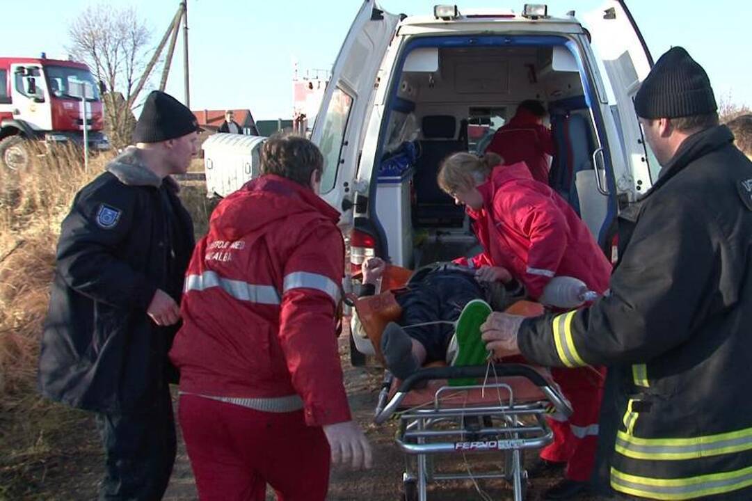 Medikams nepavyko išgelbėti tvenkinyje skendusio berniuko (papildyta)