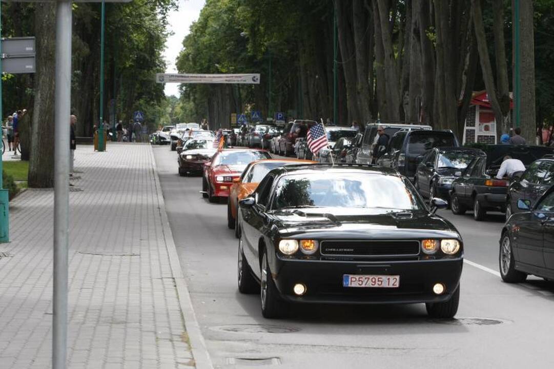 Palangą okupavo amerikietiški automobiliai