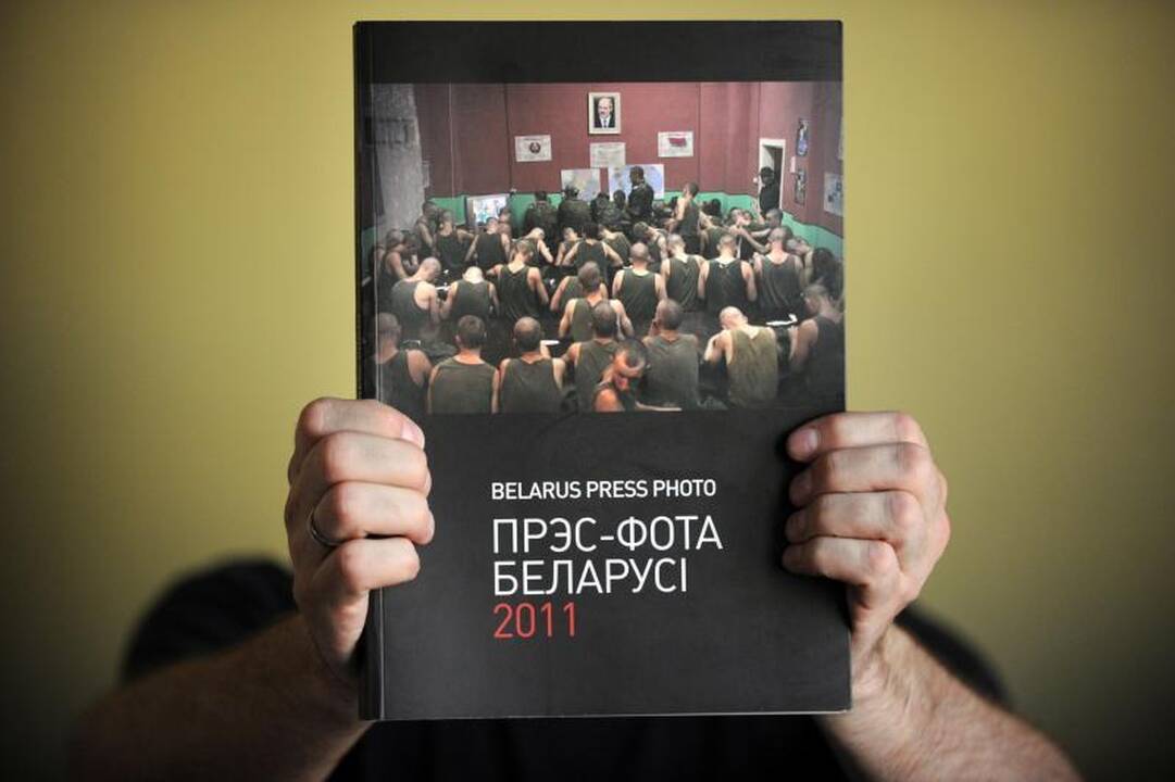 Minskas svarsto, ar uždrausti „ekstremistinę“ fotožurnalistikos knygą